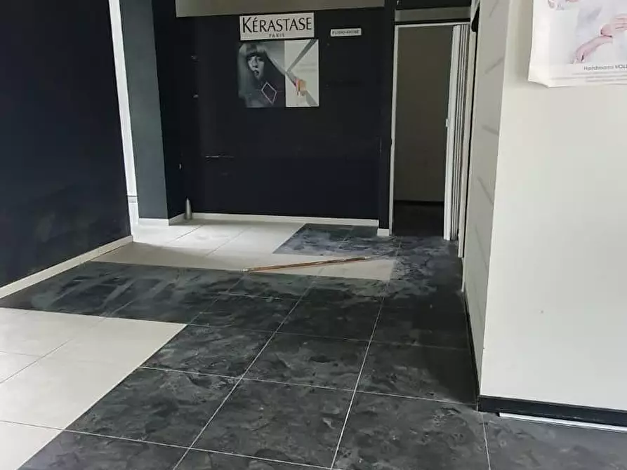 Immagine 5 di Locale commerciale in affitto  a Capannori