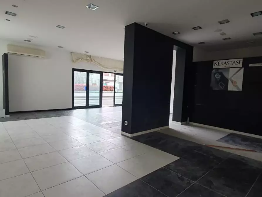 Immagine 3 di Locale commerciale in affitto  a Capannori