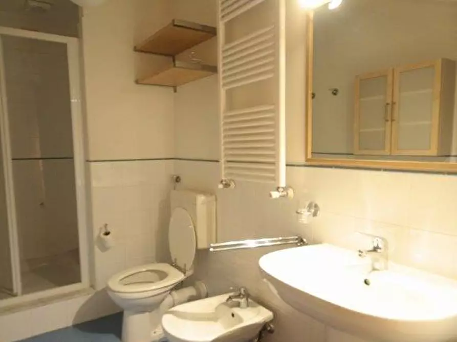 Immagine 13 di Appartamento in vendita  a Lucca