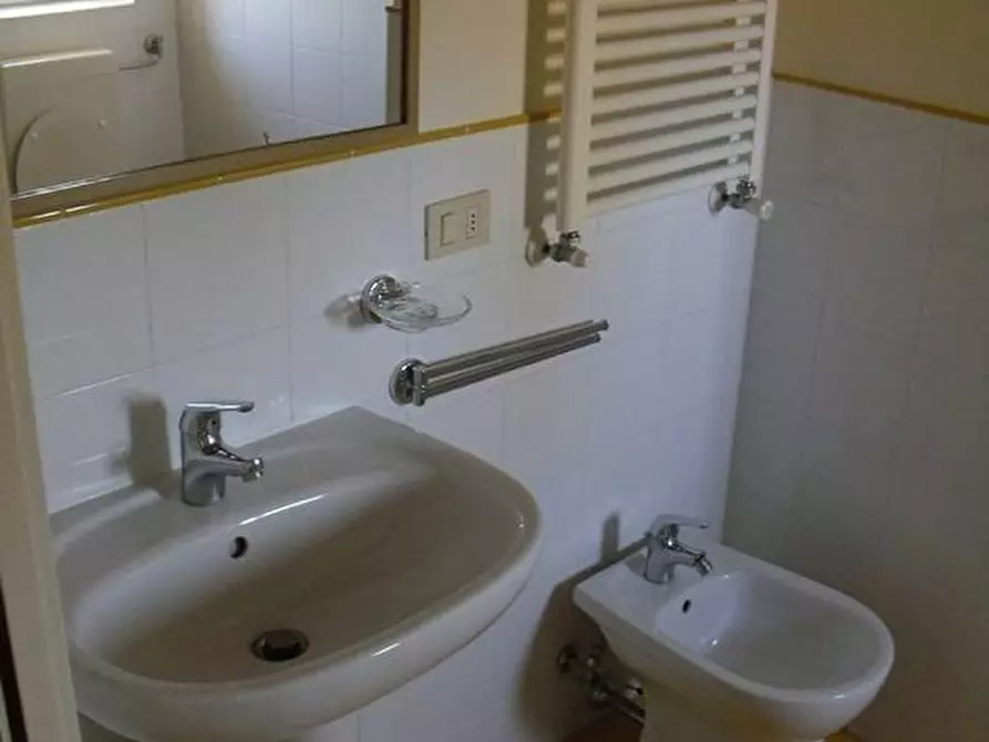 Immagine 38 di Appartamento in vendita  a Lucca