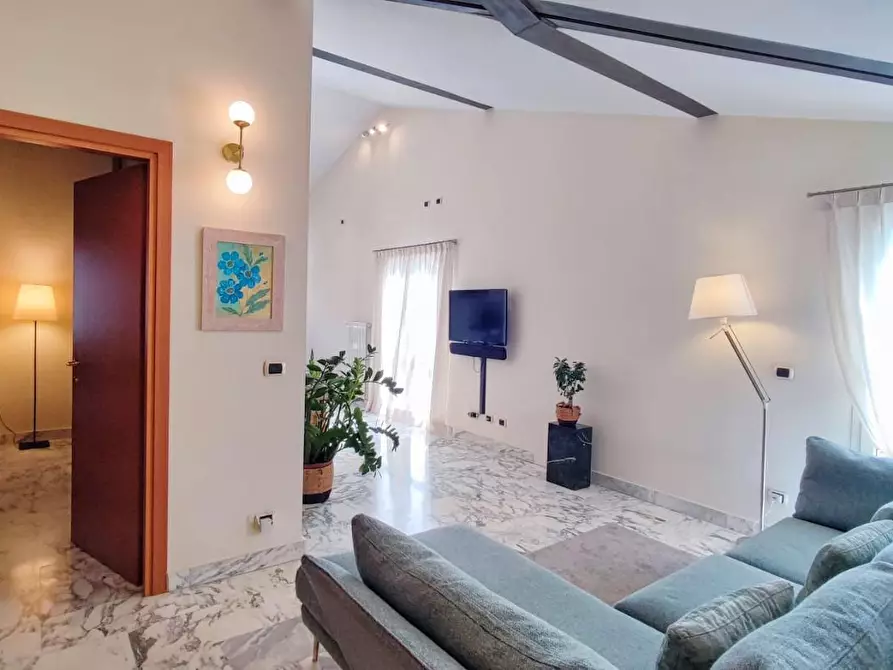 Immagine 5 di Mansarda in vendita  a Viareggio