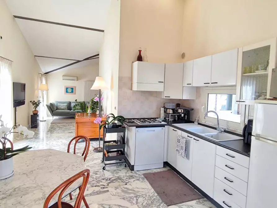 Immagine 3 di Mansarda in vendita  a Viareggio