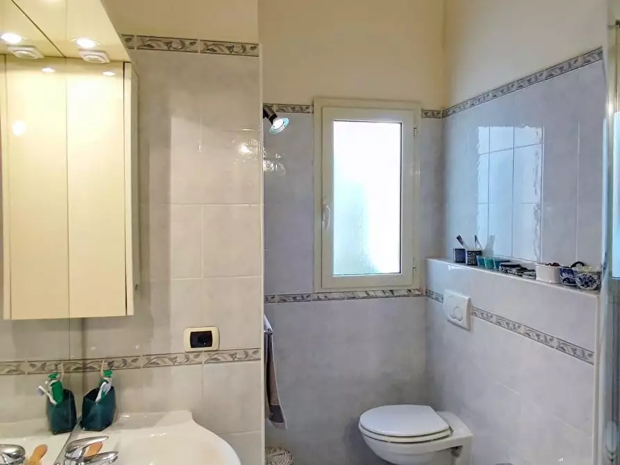 Immagine 14 di Mansarda in vendita  a Viareggio