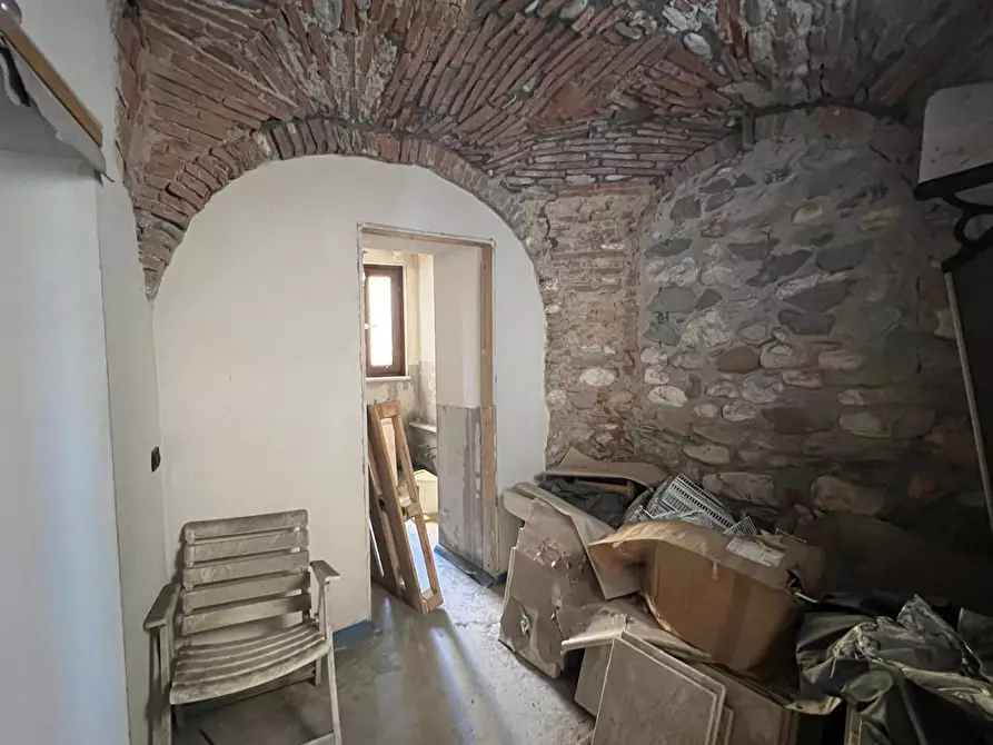 Immagine 13 di Magazzino in vendita  a Carrara