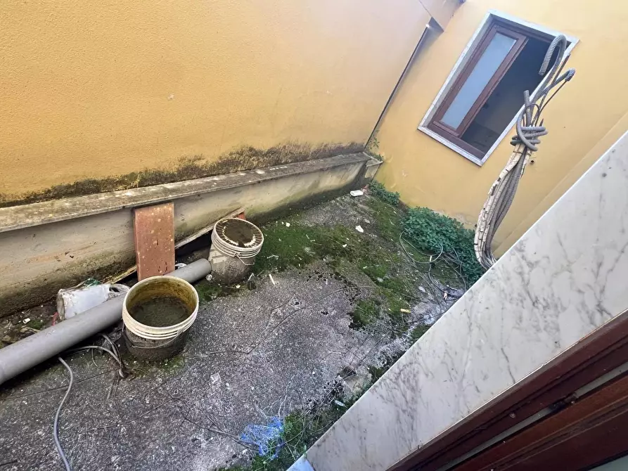 Immagine 12 di Magazzino in vendita  a Carrara