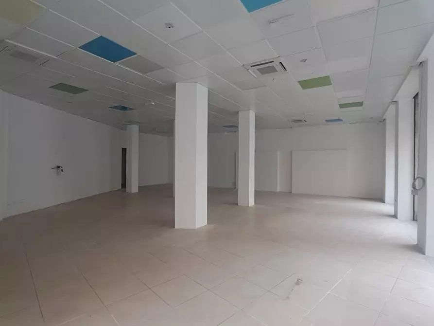 Immagine 4 di Locale commerciale in affitto  a Livorno