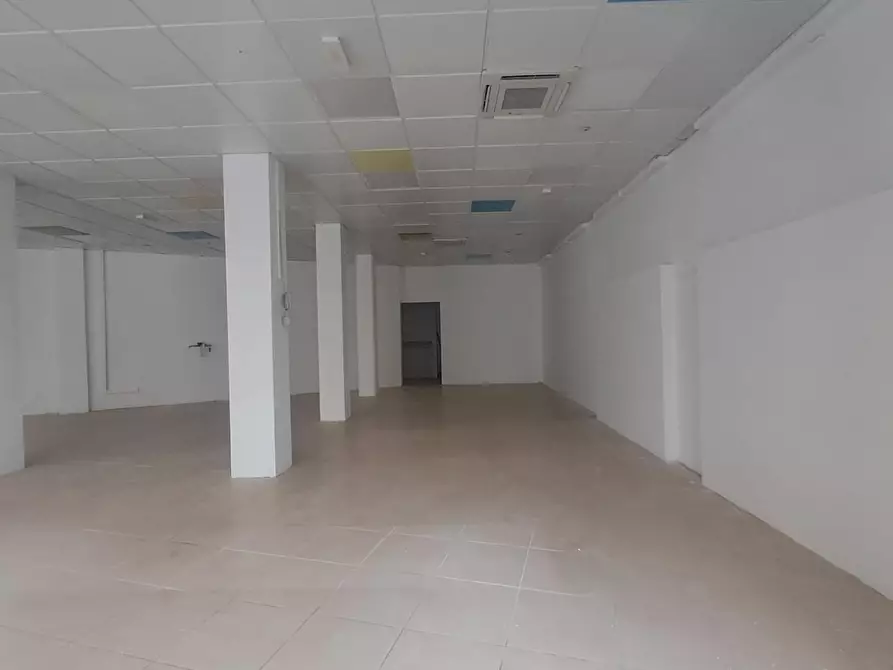Immagine 2 di Locale commerciale in affitto  a Livorno
