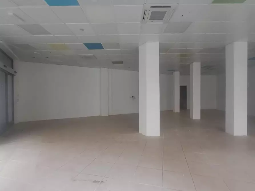 Immagine 3 di Locale commerciale in affitto  a Livorno