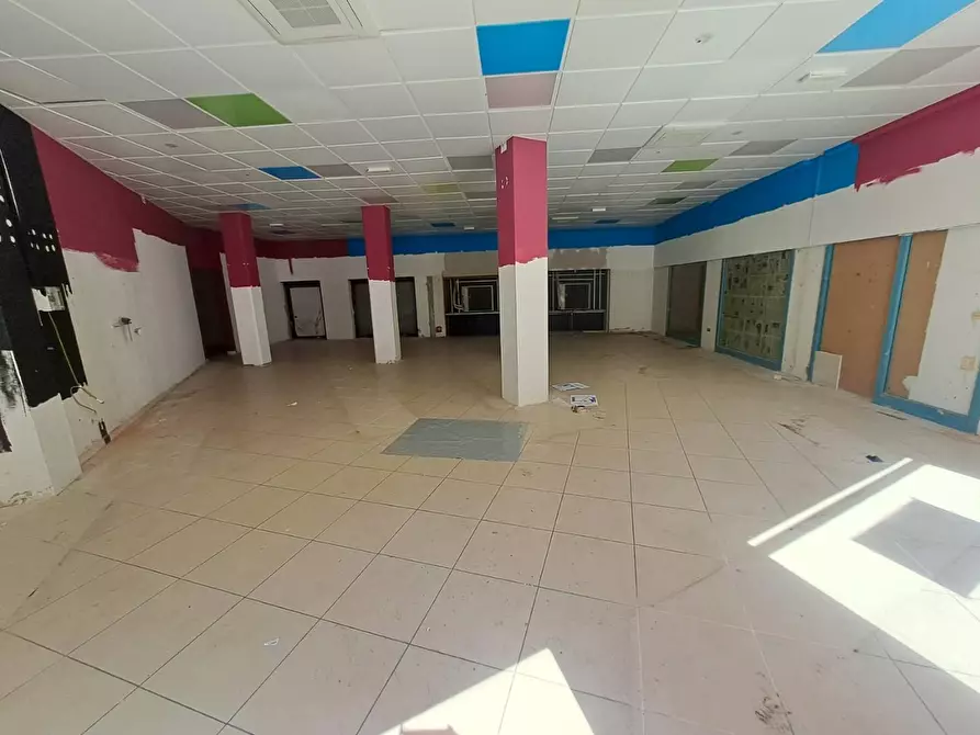 Immagine 8 di Locale commerciale in affitto  a Livorno