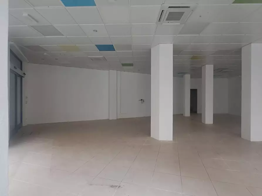 Immagine 1 di Locale commerciale in affitto  a Livorno