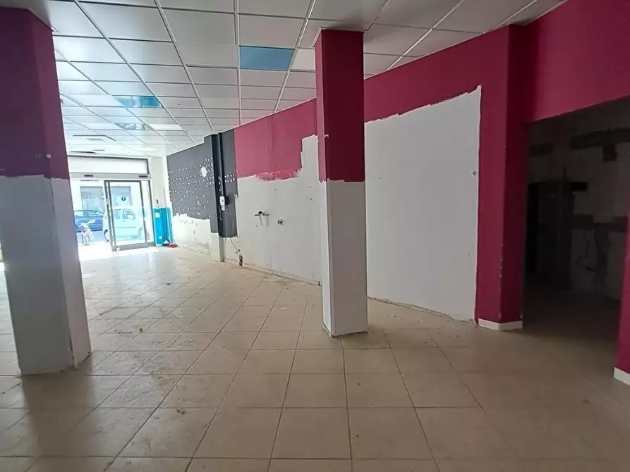 Immagine 14 di Locale commerciale in affitto  a Livorno