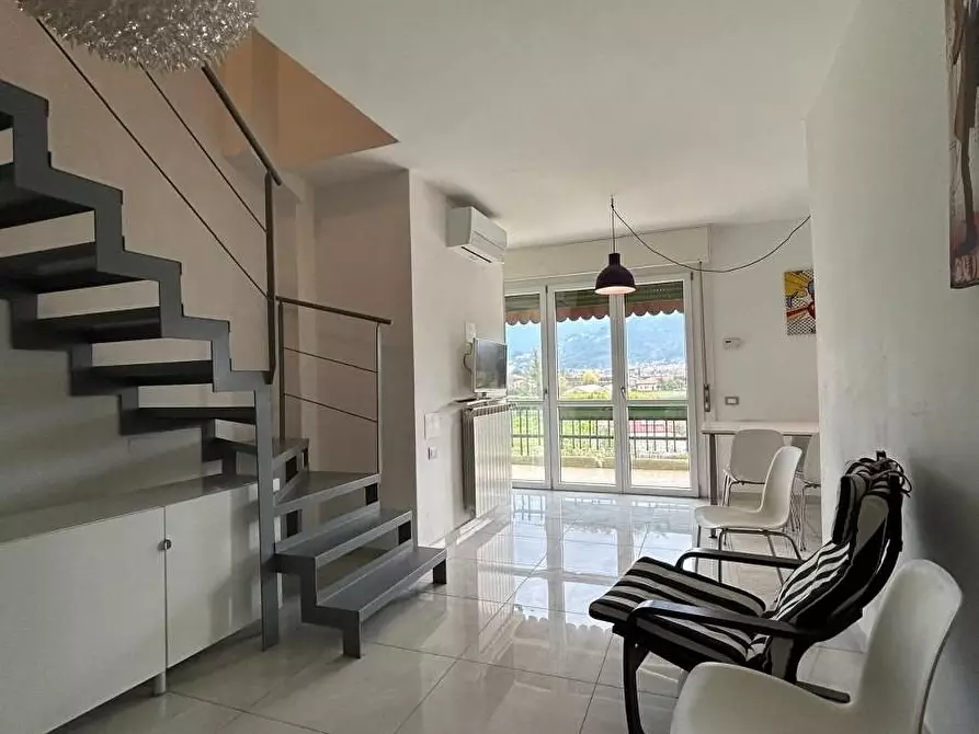 Immagine 14 di Appartamento in affitto  a Massa