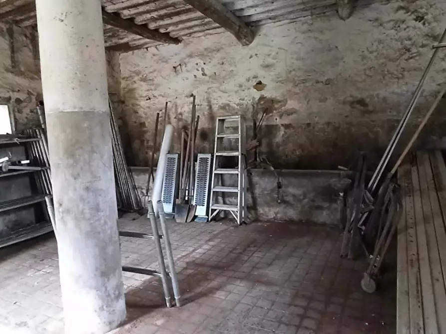 Immagine 9 di Rustico / casale in vendita  a Lucca