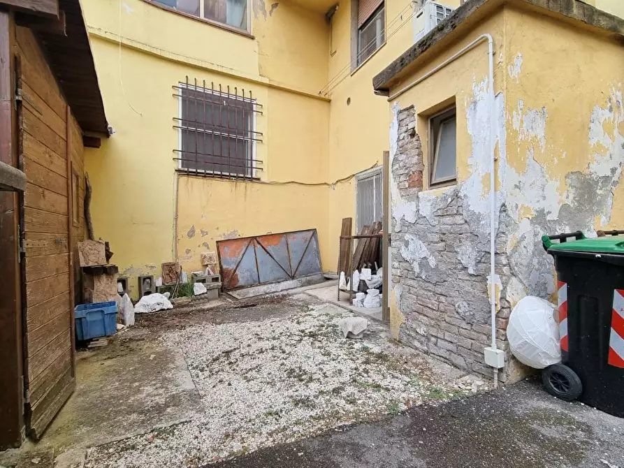 Immagine 9 di Locale commerciale in vendita  a Collesalvetti