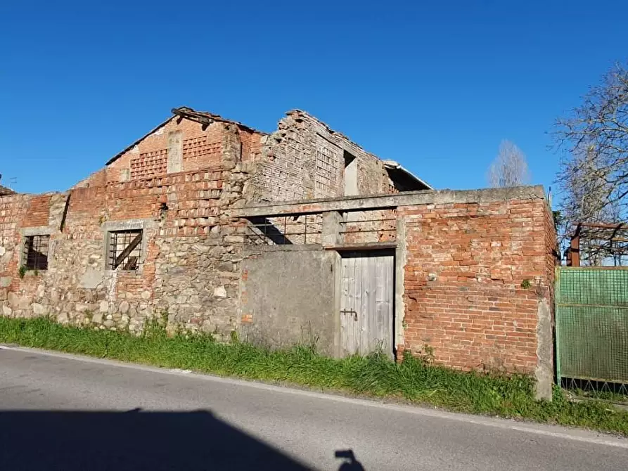 Immagine 1 di Deposito in vendita  a Capannori