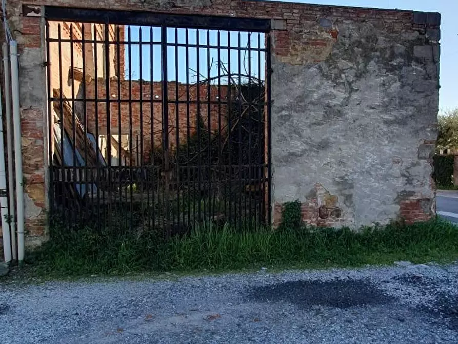 Immagine 3 di Deposito in vendita  a Capannori