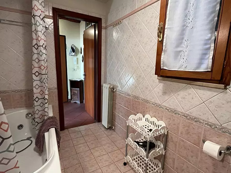 Immagine 18 di Appartamento in vendita  a Lucca