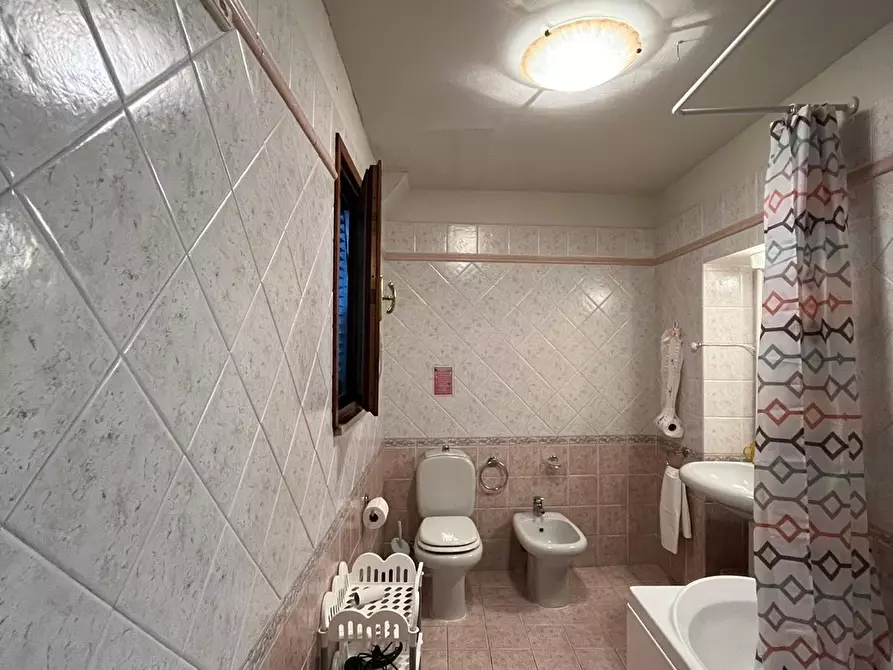 Immagine 16 di Appartamento in vendita  a Lucca