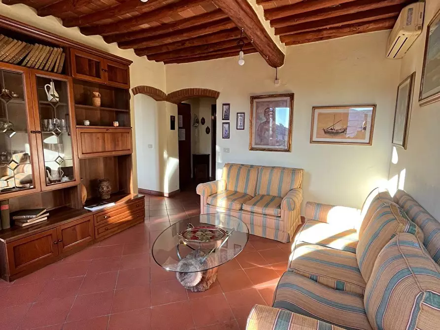 Immagine 11 di Appartamento in vendita  a Lucca