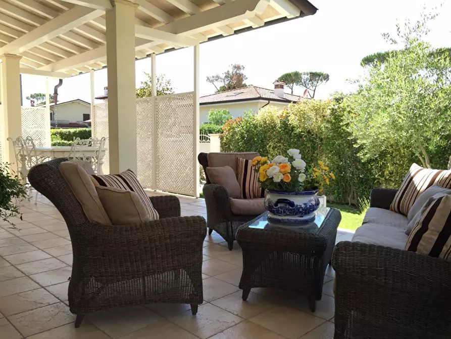 Immagine 2 di Villa in vendita  a Pietrasanta