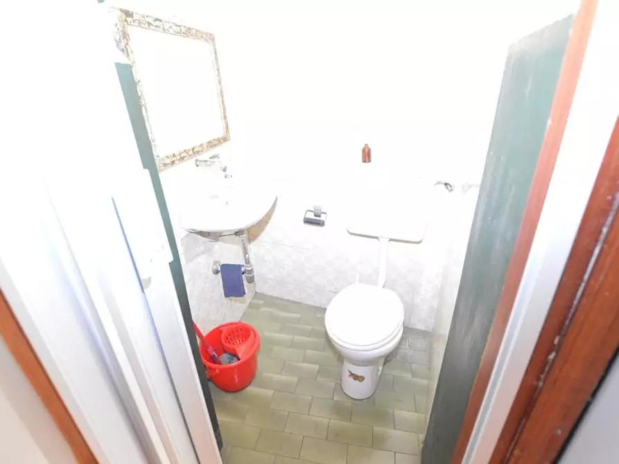 Immagine 21 di Locale commerciale in vendita  a Lucca