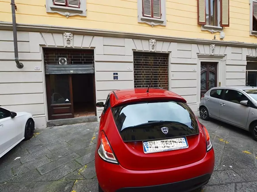 Immagine 22 di Locale commerciale in vendita  a Lucca