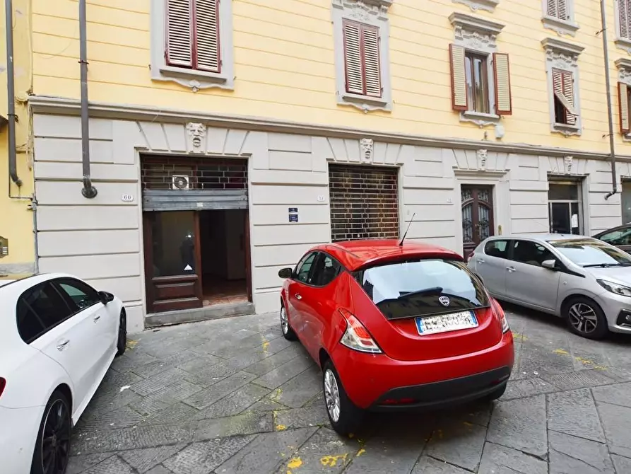 Immagine 23 di Locale commerciale in vendita  a Lucca