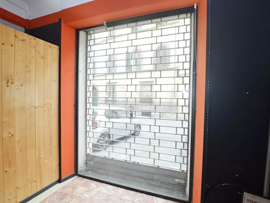 Immagine 20 di Locale commerciale in vendita  a Lucca