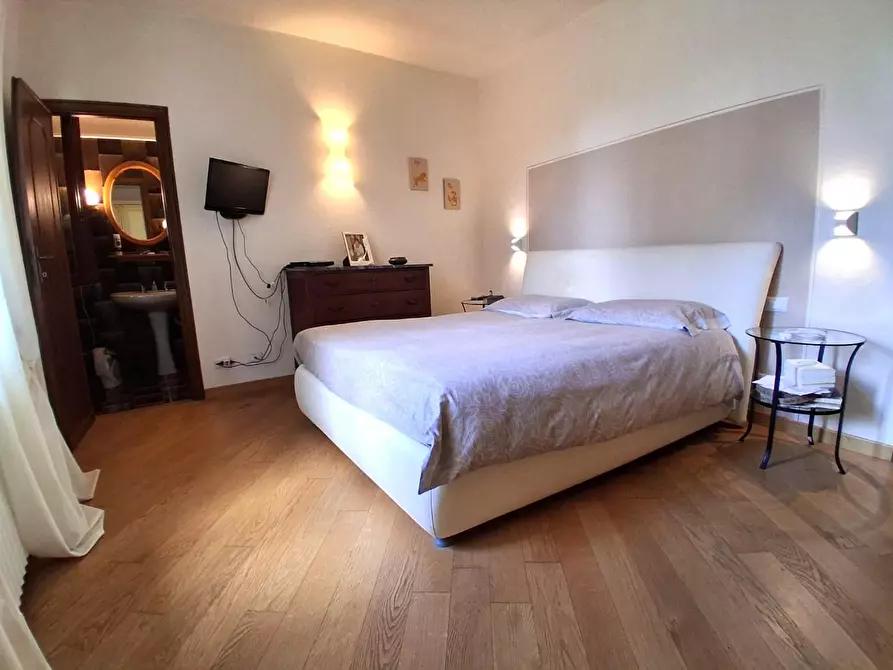 Immagine 15 di Appartamento in vendita  a Lucca