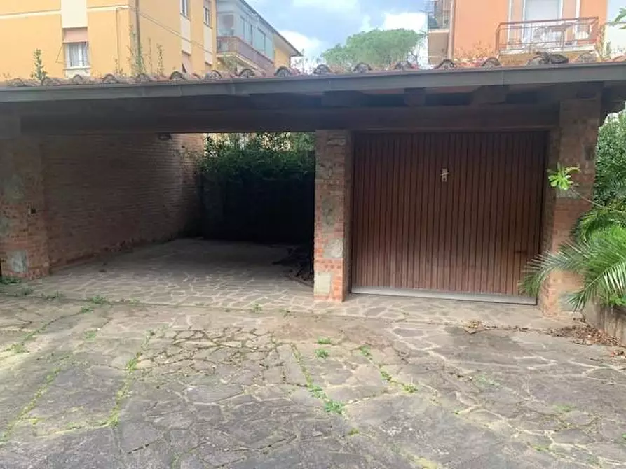 Immagine 2 di Villa in vendita  a Montecatini Terme