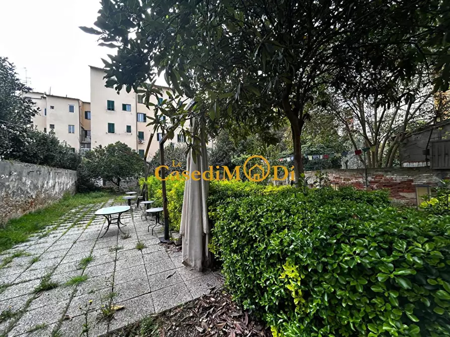 Immagine 10 di Locale commerciale in vendita  a Livorno