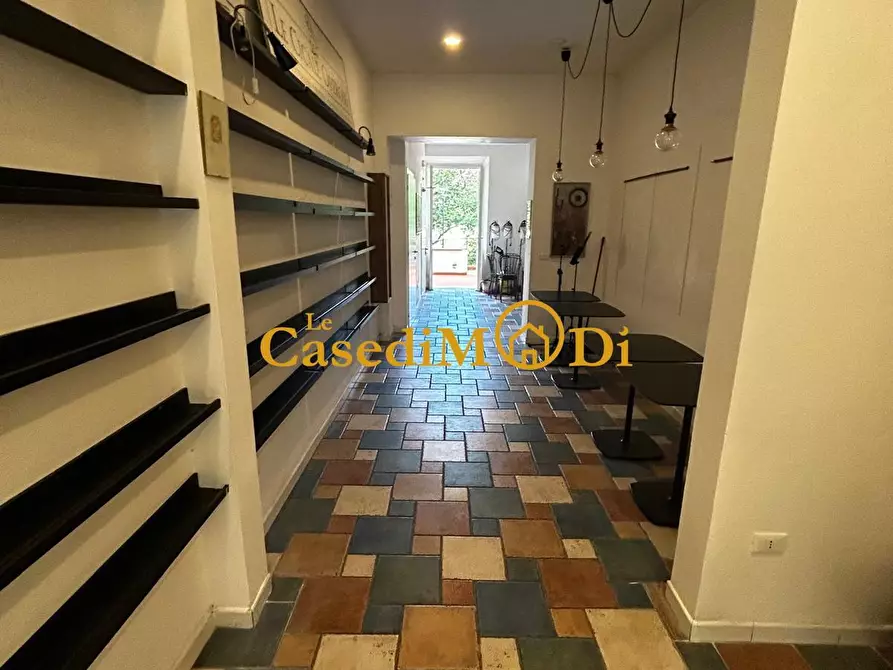 Immagine 19 di Locale commerciale in vendita  a Livorno