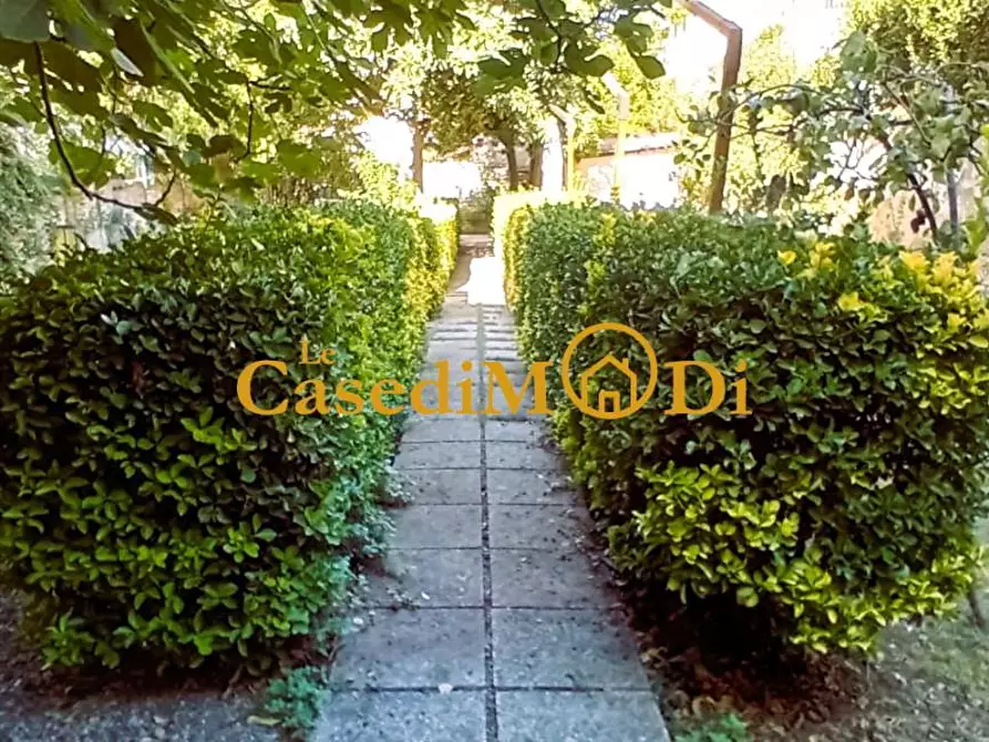 Immagine 12 di Locale commerciale in vendita  a Livorno