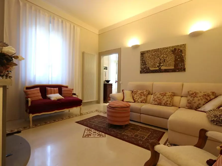 Immagine 3 di Villa in vendita  a Pisa