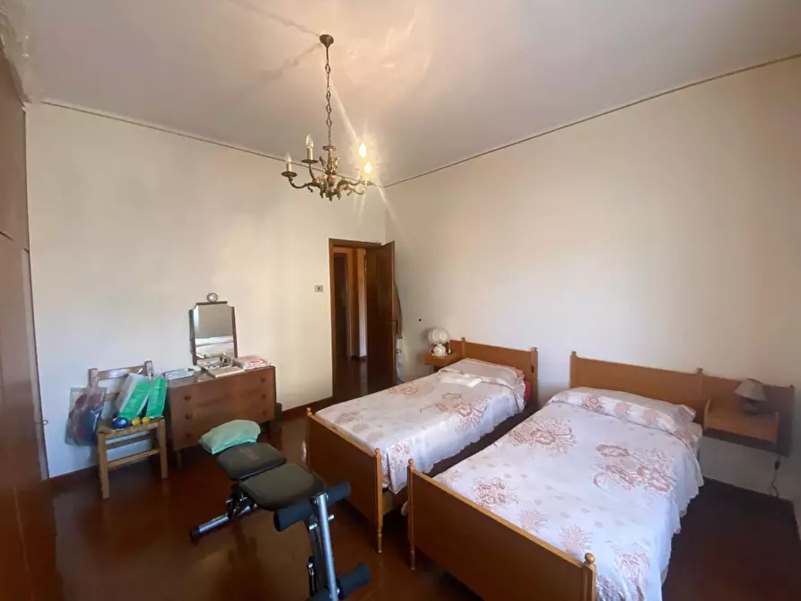 Immagine 11 di Appartamento in vendita  a Lucca