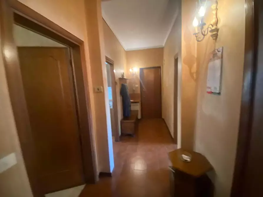 Immagine 17 di Appartamento in vendita  a Lucca