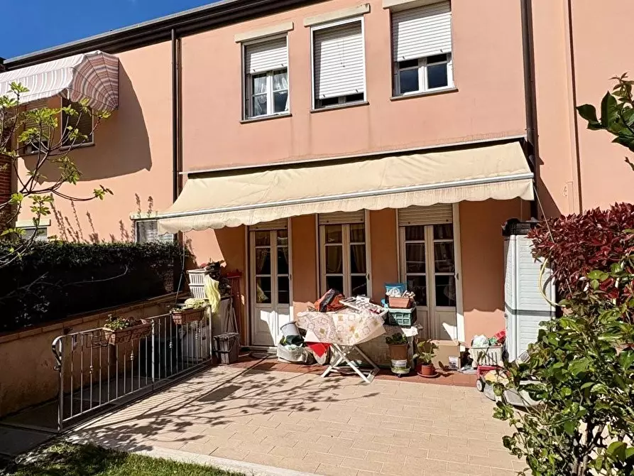 Immagine 10 di Villetta a schiera in vendita  a Lucca