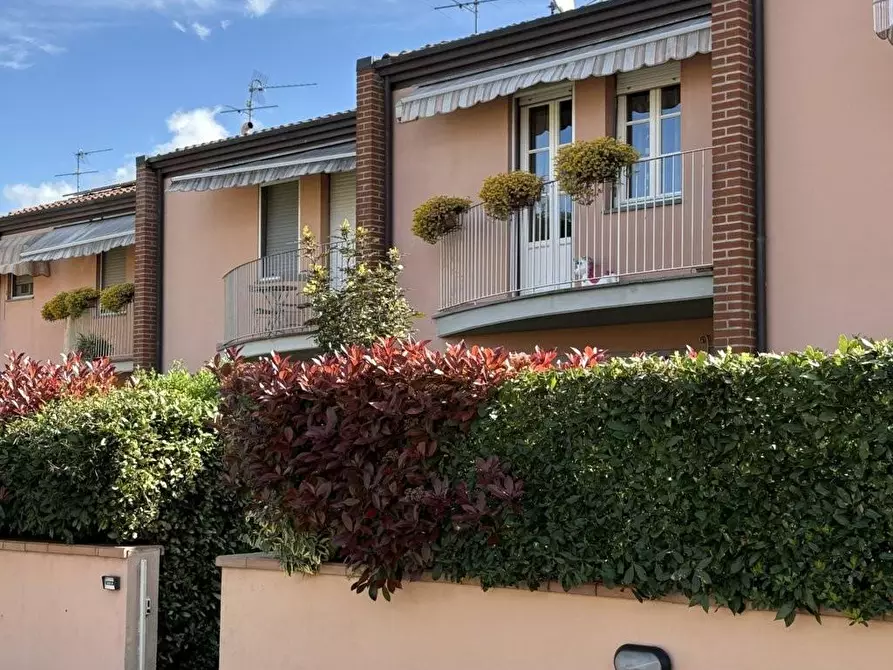 Immagine 3 di Villetta a schiera in vendita  a Lucca