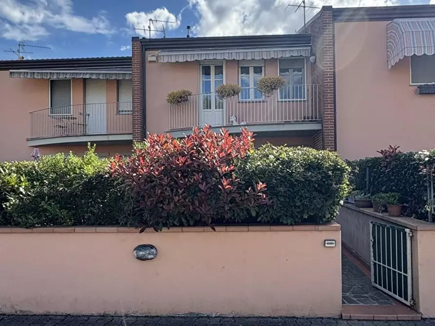 Immagine 11 di Villetta a schiera in vendita  a Lucca