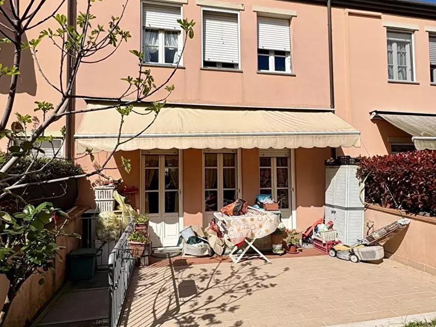 Immagine 38 di Villetta a schiera in vendita  a Lucca