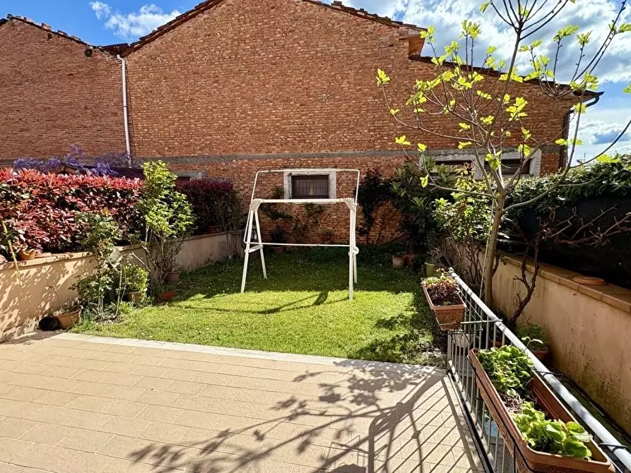 Immagine 8 di Villetta a schiera in vendita  a Lucca