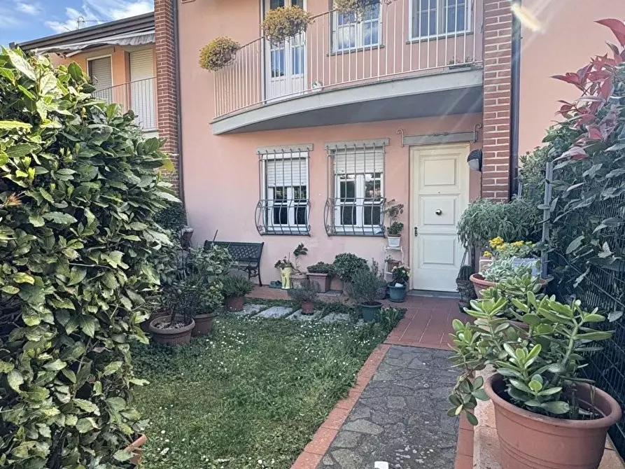 Immagine 2 di Villetta a schiera in vendita  a Lucca