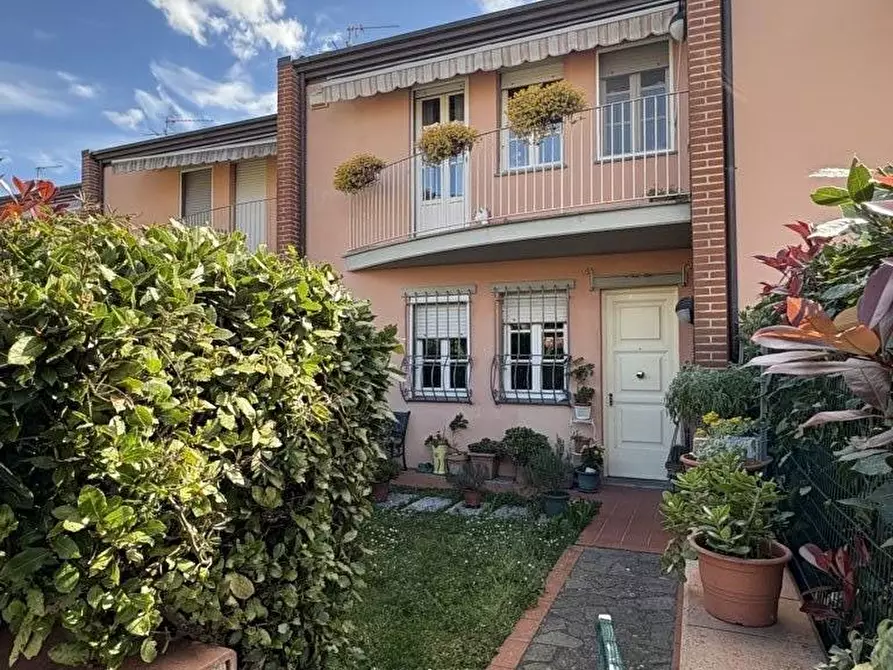 Immagine 1 di Villetta a schiera in vendita  a Lucca