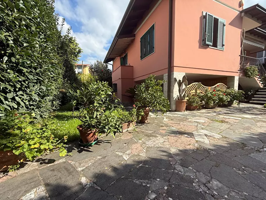 Immagine 2 di Villa in vendita  a Carrara