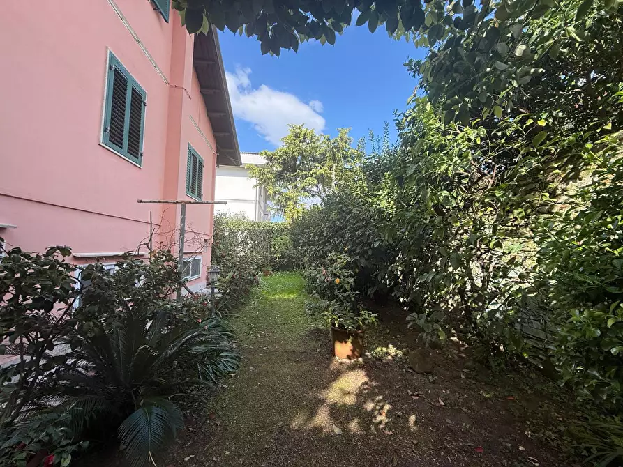 Immagine 14 di Villa in vendita  a Carrara