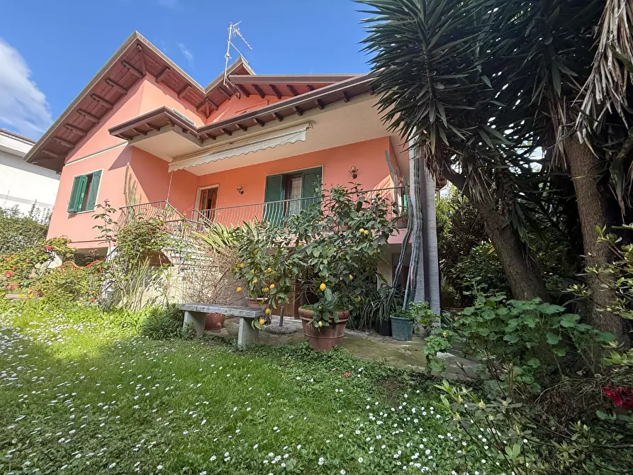 Immagine 6 di Villa in vendita  a Carrara