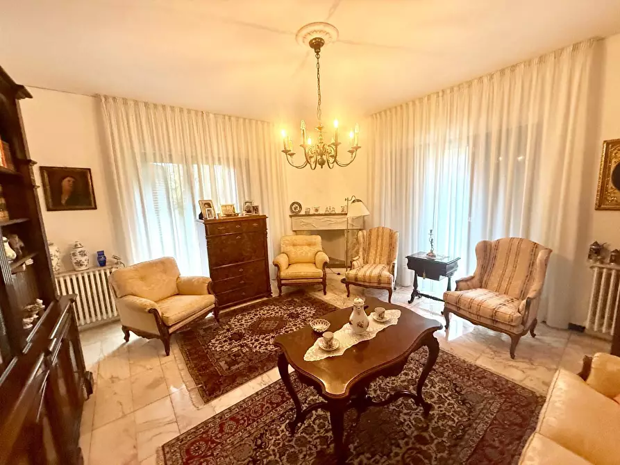 Immagine 27 di Villa in vendita  a Carrara