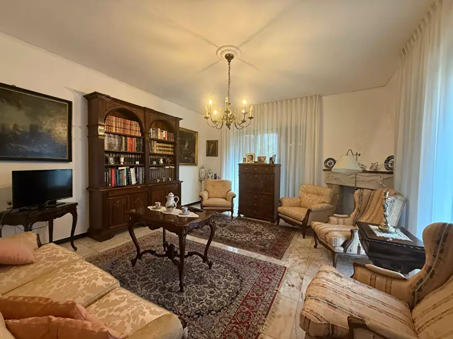 Immagine 26 di Villa in vendita  a Carrara