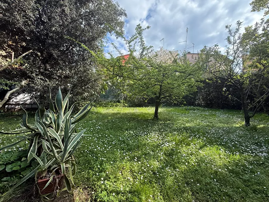 Immagine 10 di Villa in vendita  a Carrara