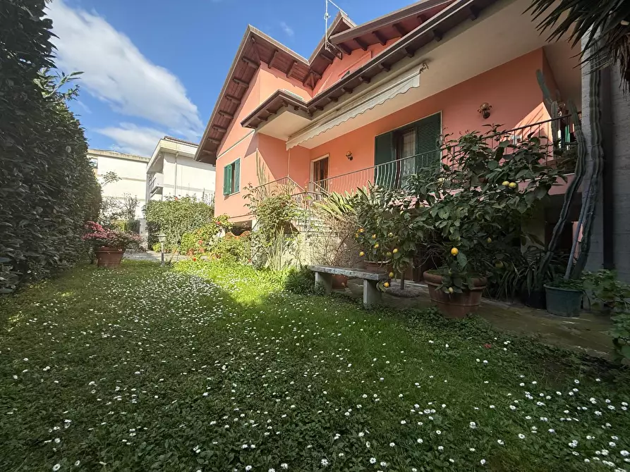 Immagine 5 di Villa in vendita  a Carrara